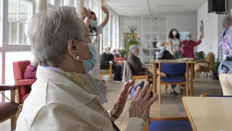 Varios ancianos en una sala de la residencia de de mayores de Carballo.