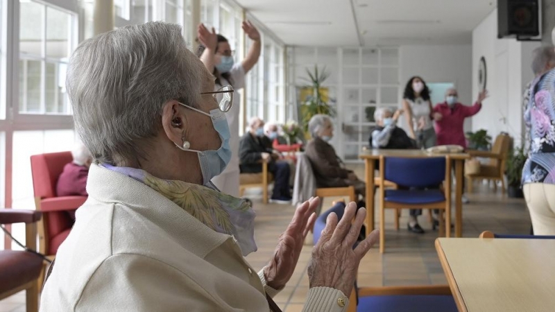 Varios ancianos en una sala de la residencia de de mayores de Carballo.