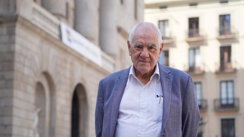 08/06/2022. Ernest Maragall en la plaza Sant Jaume delante del Ayuntamiento en Barcelona.