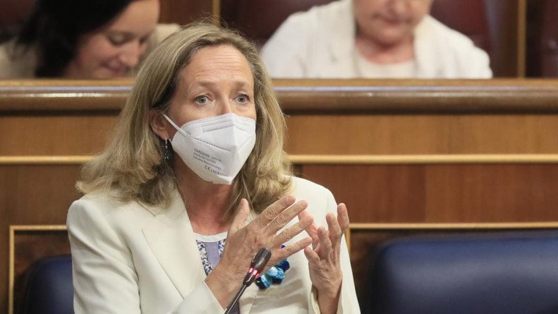 La vicepresidenta primera y ministra de Asuntos Económicos, Nadia Calviño, durante su intervención en la sesión de control al Gobierno en el Congreso de los Diputados. EFE/Fernando Alvarado