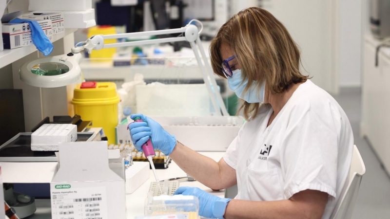 31/05/2022-Una técnico de laboratorio trabaja con pruebas PCR para detectar la viruela del mono en el Laboratorio de Microbiología del Hospital público Gregorio Marañón, a 31 de mayo, en Madrid
