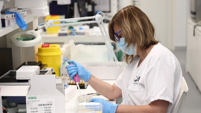 31/05/2022-Una técnico de laboratorio trabaja con pruebas PCR para detectar la viruela del mono en el Laboratorio de Microbiología del Hospital público Gregorio Marañón, a 31 de mayo, en Madrid