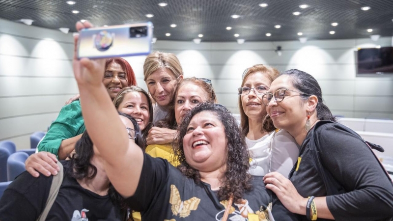 La ministra de Trabajo y Economía Social, Yolanda Díaz (segunda izquierda) se fotografía con representantes de trabajadoras del hogar para tratar la ratificación del convenio 189 de la OIT.