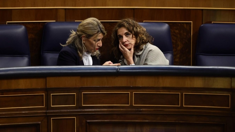 La vicepresidenta segunda y ministra de Trabajo, Yolanda Díaz, y la ministra de Hacienda y Función Pública, María Jesús Montero, conversan en sus escaños del Congreso de los Diputados. E.P./Eduardo Parra