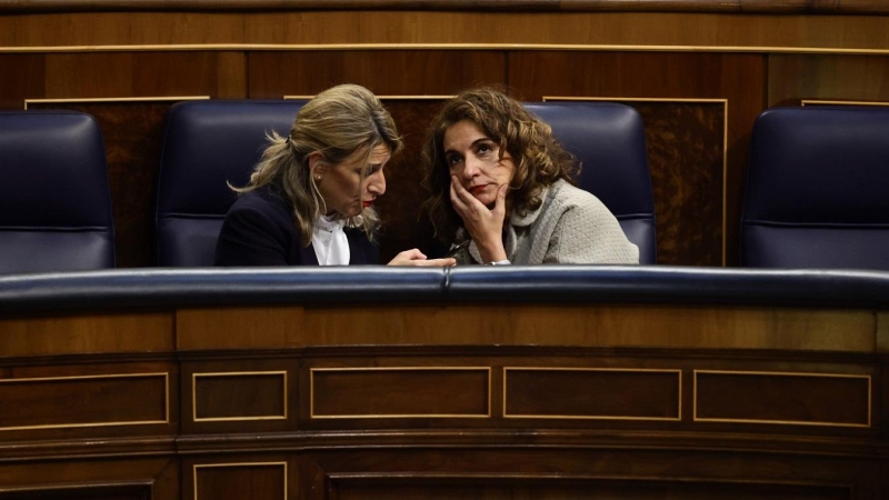 La vicepresidenta segunda y ministra de Trabajo, Yolanda Díaz, y la ministra de Hacienda y Función Pública, María Jesús Montero, conversan en sus escaños del Congreso de los Diputados. E.P./Eduardo Parra