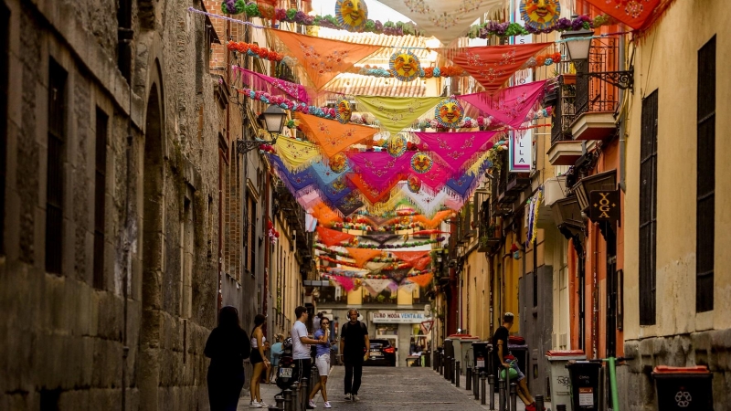 Adornos y decoraciones para las fiestas de San Cayetano, en la Calle del Oso, a 4 de agosto de 2021, en Madrid (España).