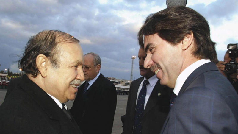 El presidente de Argelia, Abdelaziz Bouteflika, recibe al presidente del Gobierno español, José María Aznar (derecha), a la llegada de Aznar al aeropuerto de Argel el 26 de noviembre de 2003