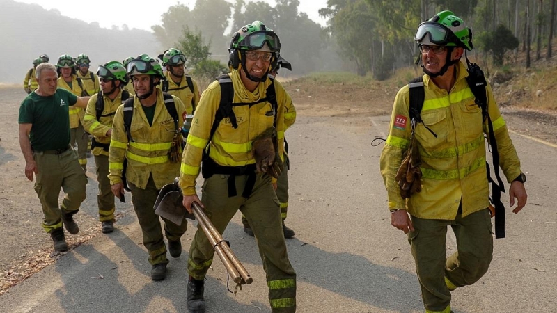 Bomberos que han estado trabajando toda la noche en el incendio forestal del Pujerra, llegan en helicóptero al puesto de mando a 09 de junio del 2022 en Pujerra (Málaga
