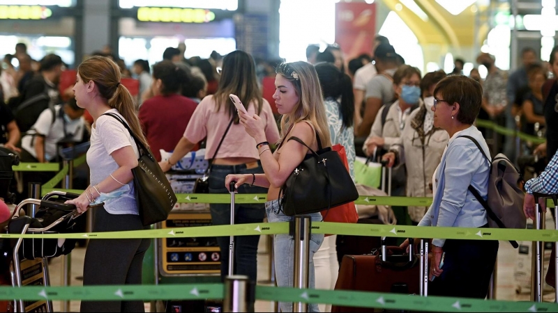 09/06/2022. Decenas de personas hacen cola este miércoles para facturar el equipaje en el Aeropuerto de Barajas de Madrid, a 8 de junio de 2022.
