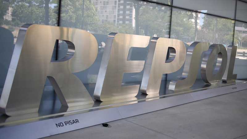 El logo de Repsol, a la entrada de la sede de la petrolera en Madrid. E.P./Cézaro De Luca