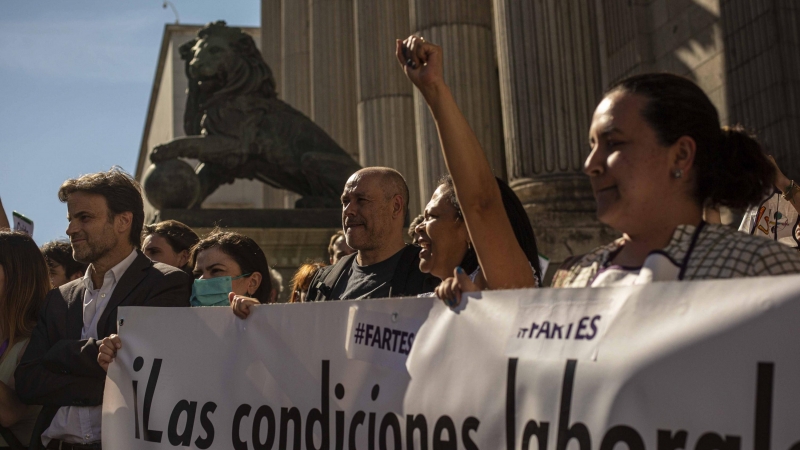 La trabajadoras del hogar celebran la ratificación del convenio 189 de la OIT a las puertas del Congreso, este jueves en Madrid.