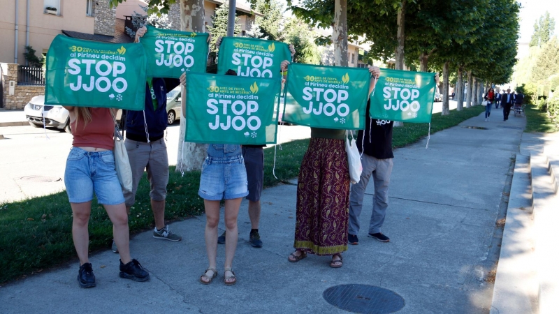 La Plataforma Stop JJOO s'ha manifestat a l'entrada del recinte on s'ha celebrat la Trobada empresarial al Pirineu, a la Seu d'Urgell.