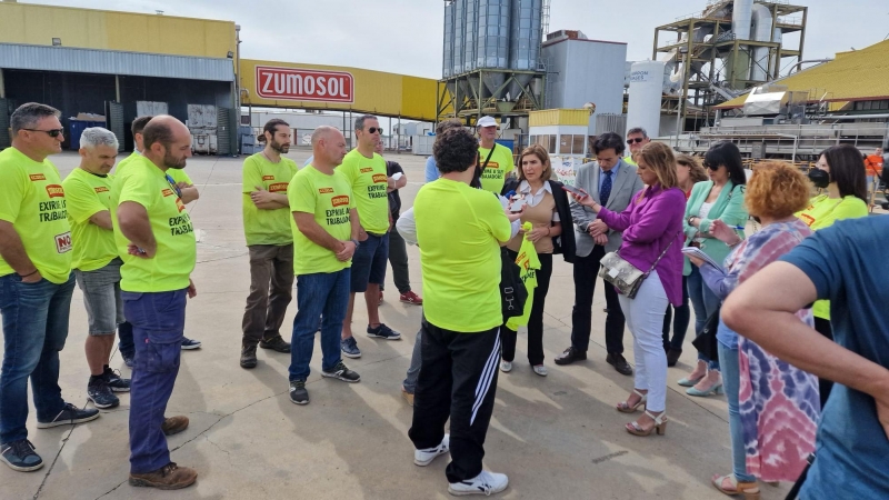 Reunión de trabajadores en la fábrica de Zumosol.