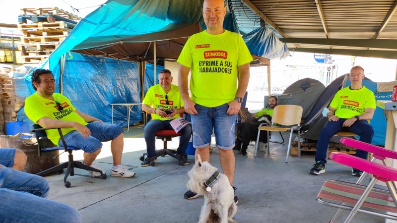 Fernando Trujillo en el campamento en la fábrica de Zumosol