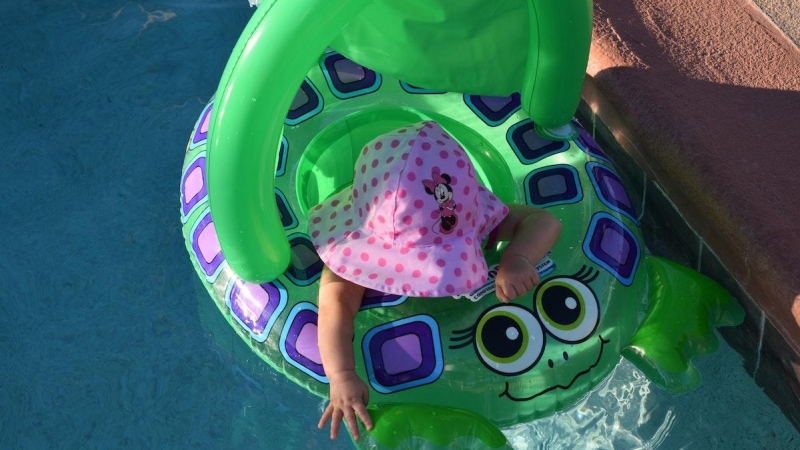 Un bebé juega en la piscina.