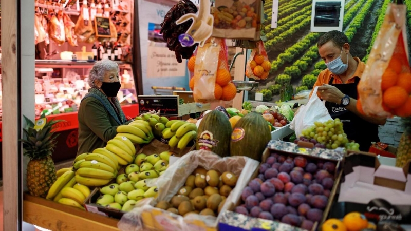 Puestos de alimentación en el Mercado de Santa María de la Cabeza en Madrid. EFE/David Fernández