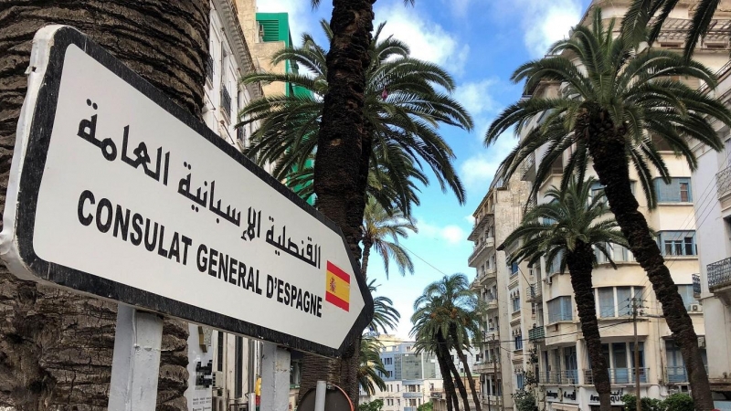 Una señal dirigiendo hacia el Consulado de España en Argel, la capital de Argelia. REUTERS/Ramzi Boudina