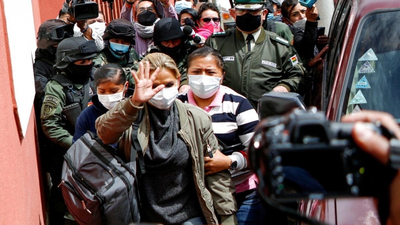 Jeanine Áñez llega a un cárcel de mujeres, en una imagen de archivo tomada el 15 de marzo de 2021 en La Paz (Bolivia)