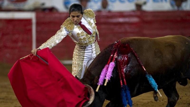 La torera mexicana Lupita López durante una corrida de toros en la Plaza México, el 4 de marzo de 2012 en la Ciudad de México.