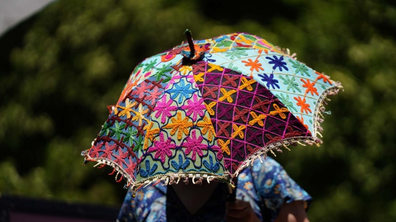 Una mujer se protege de las altas temperaturas con un paraguas, este sábado en Córdoba.