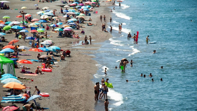 Playa de Salobreña en la Costa de Granada, con una muy alta ocupación debido a las altas temperaturas que se están registrando este sábado