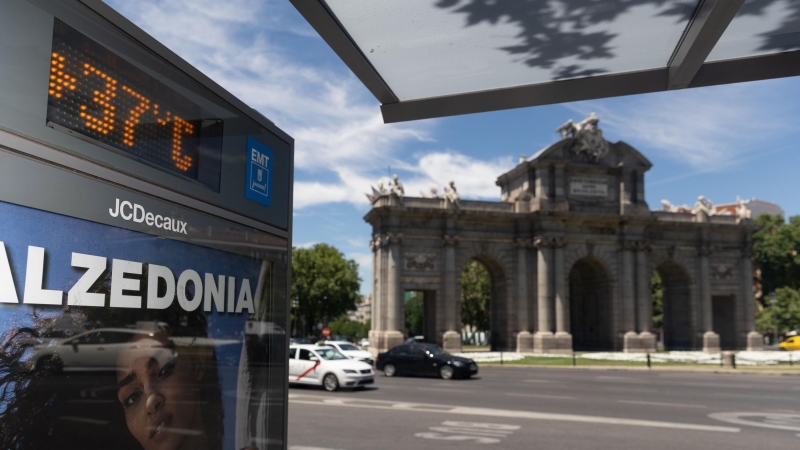 Un termómetro de una marquesina de autobús marca los 37 ºC durante una nueva ola de calor, en la Puerta de Alcalá, a 10 de junio de 2022, en Madrid