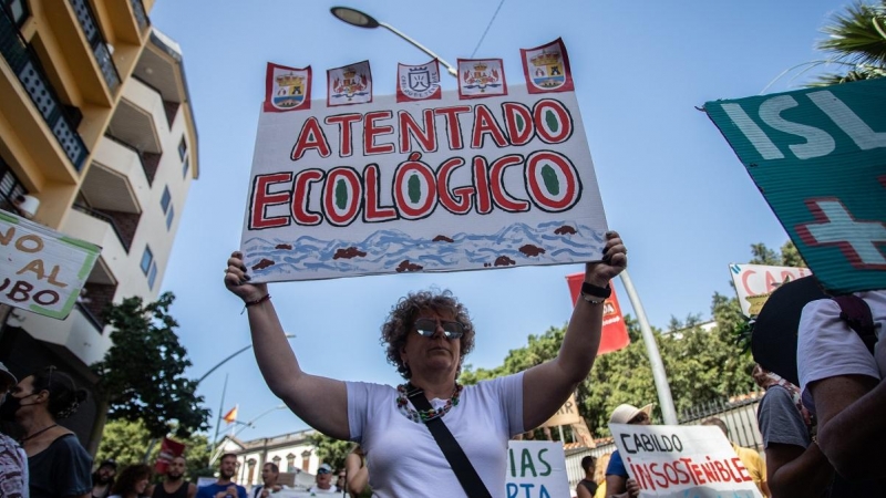 Una mujer sostiene una pancarta en la manifestación ecologista de Tenerife de este sábado