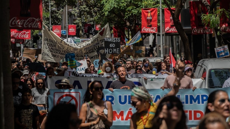 Una pancarta con el mensaje 'Turista, vete a casa' en la manifestación ecologista de Santa Cruz