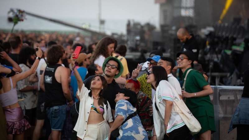 Un grupo de personas durante la cuarta jornada del Festival Primavera Sound Barcelona, en Sant Adriá de Besòs, a 9 de junio de 2022, en Barcelona.