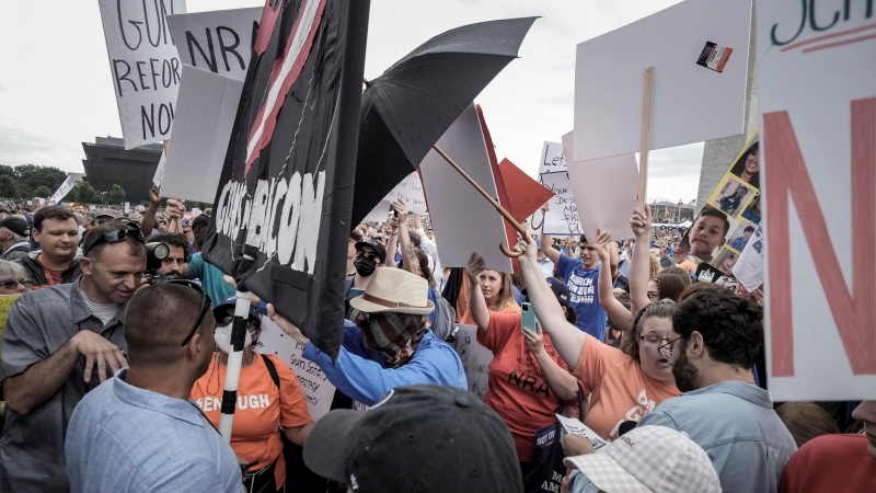 Un partidario de las armas muestra su cartel durante la 'Marcha por nuestras vidas', una de una serie de protestas nacionales contra la violencia armada, en Washington, EE. UU., el 11 de junio de 2022.