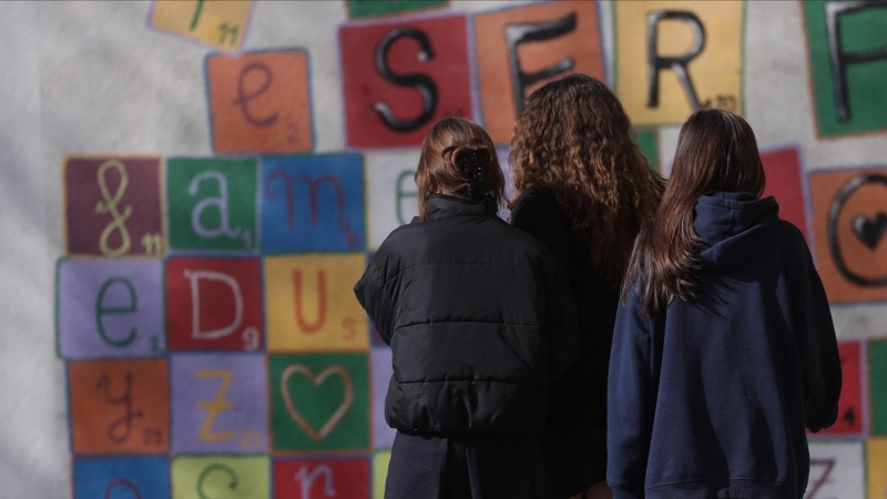 Tres niñas en el patio del colegio, en una imagen de archivo