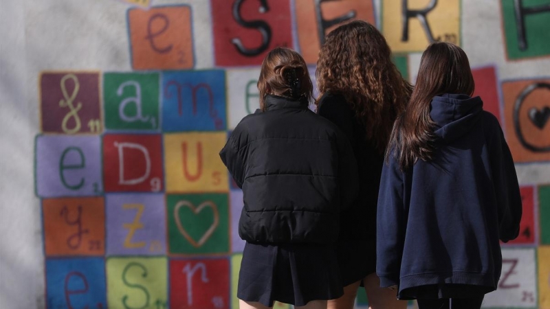 Tres niñas en el patio del colegio, en una imagen de archivo