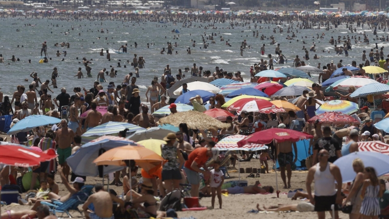 Cientos de personas han acudido este domingo a la playa de Malvarrosa, en Valencia, para disfrutar del sol y las altas temperaturas