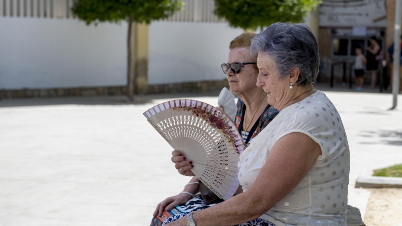 Dos señoras se abanican en la sombra en la alameda de Jaén este domingo.