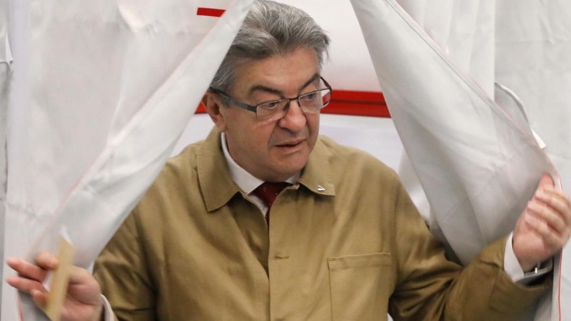 Jean-Luc Melenchon, líder de la 'NUPES', coalición de partidos de izquierda y ecologista, se prepara para emitir su voto en un colegio electoral en Marsella, el 12 de junio de 2022.