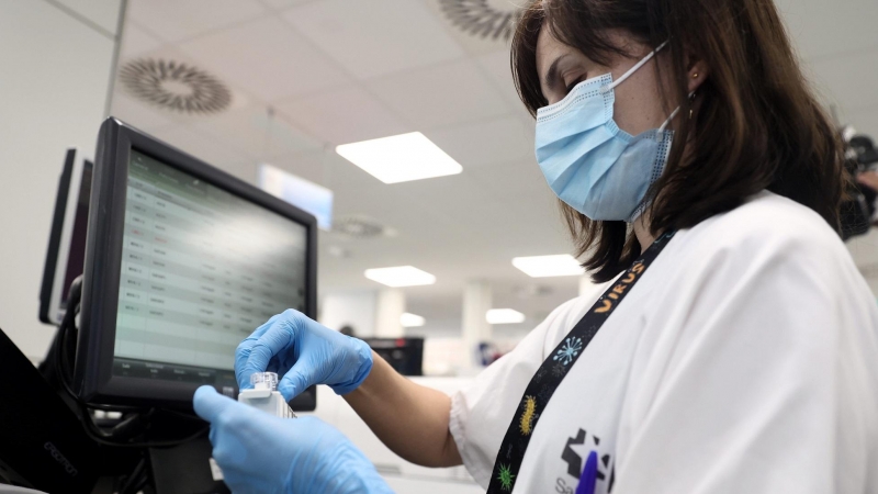 Una técnico de laboratorio trabaja con pruebas PCR en el Laboratorio de Microbiología del Hospital público Gregorio Marañón, a 31 de mayo de 2022, en Madrid (España).