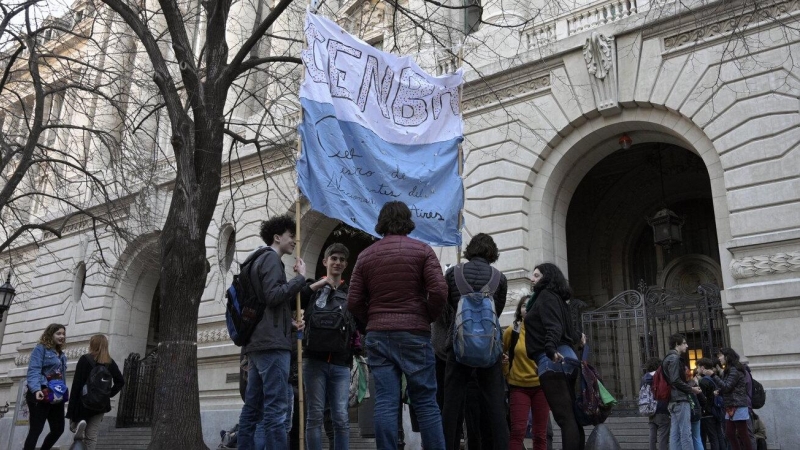 13/06/2022 - Imagen de archivo de estudiantes en una manifestación frente al Colegio Nacional Buenos Aires, (Argentina).