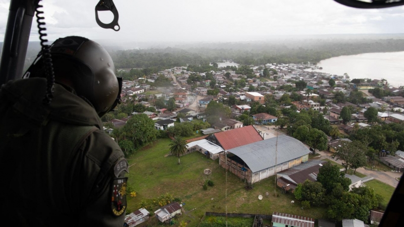 13/06/2022 - Un helicóptero brasileño patrulla una zona del municipio de Atalaia do Norte, estado de Amazonas, Brasil, en dirección al río Itaquaí, en la búsqueda del indigenista desaparecido Bruno Pereira y del periodista Dom Phillips, el 10 de junio de