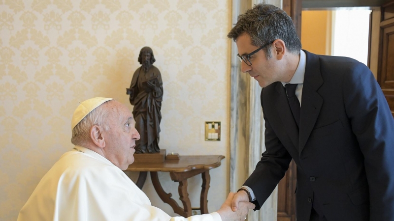 El ministro de la Presidencia, Félix Bolaños, junto al Papa Francisco, este lunes.