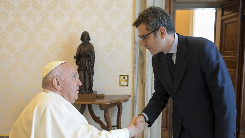 El ministro de la Presidencia, Félix Bolaños, junto al Papa Francisco, este lunes.