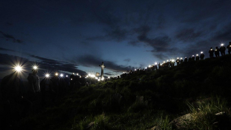 (14/5/2022) Miembros de Gure Esku iluminan Uzturre (Gipuzkoa) para reivindicar el derecho de autodeterminación el pasado 14 de mayo.