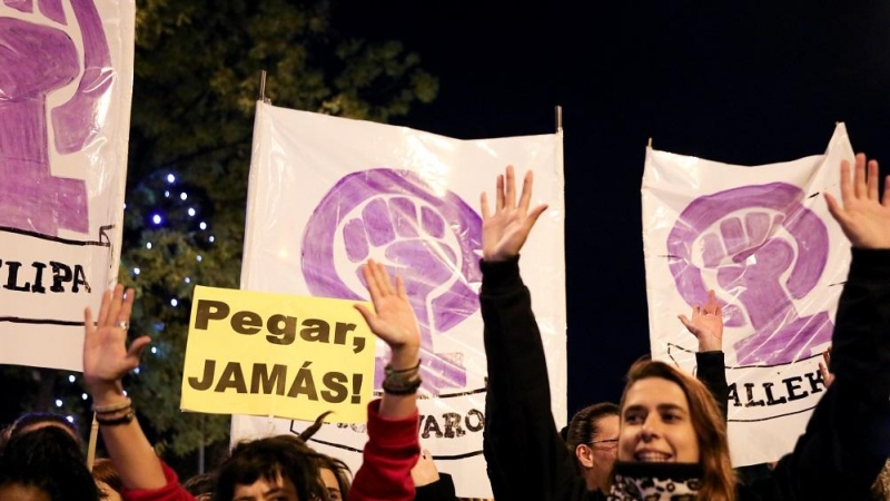 13/06/2022. Varias mujeres levantan las manos, en la manifestación en Madrid con motivo del Día Internacional para la Eliminación de la Violencia contra las Mujeres, en Madrid a 25 de noviembre de 2019.