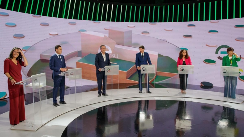 Los seis principales candidatos a la Presidencia de la Junta de Andalucía, (i-d) Macarena Olona, Juanma Moreno, Juan Espadas, Juan Marín, Inmaculada Nieto y Teresa Rodríguez, al comienzo de su participación en el segundo y último debate televisado antes d