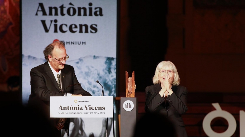 Xavier Antich en el moment de lliurar el premi a l'escriptora Antònia Vicens.