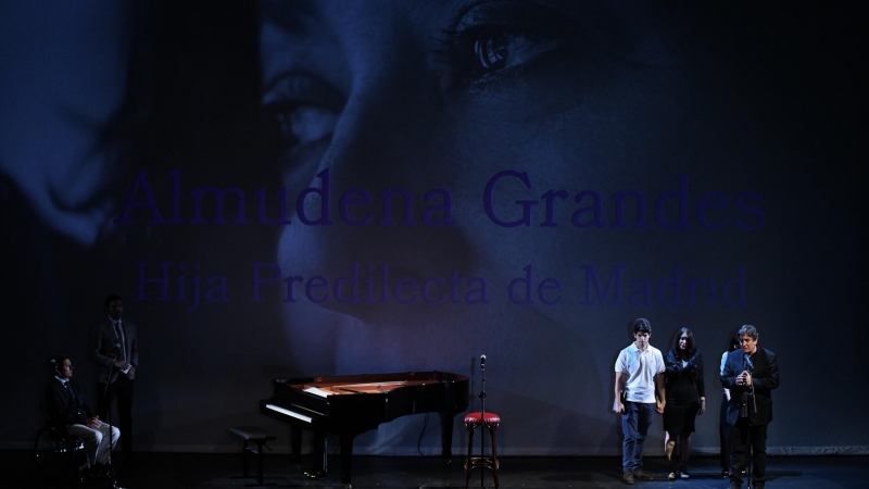 El poeta Luis García Montero participa en el acto de entrega del título de Hija Predilecta de Madrid a Almudena Grandes, en el Teatro Español, a 13 de junio de 2022, en Madrid (España)