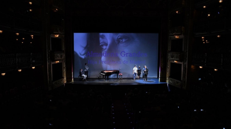 El poeta Luis García Montero y otros miembros de la familia participan en el acto de entrega del título de Hija Predilecta de Madrid a Almudena Grandes, en el Teatro Español de la capital. E.P./Fernando Sánchez