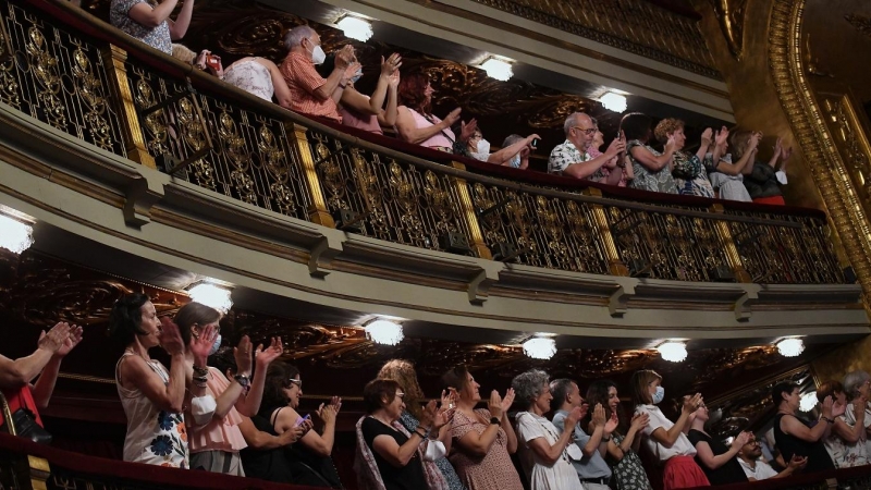 Un grupo de personas aplaude durante el acto de entrega del título de Hija Predilecta de Madrid a Almudena Grandes, en el Teatro Español de la capital. E.P./Fernando Sánchez