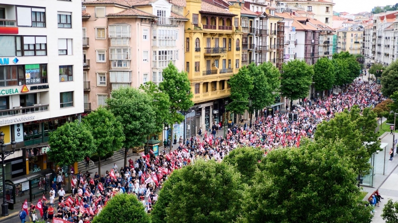 Miles de personas marchan en Santander durante el inicio de la huelga indefinida en el sector del metal de Cantabria, iniciada el pasado 2 de junio.