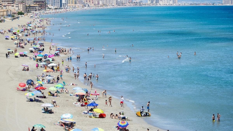 Varias personas se bañan en Playa Galúa, en la Manga del Mar Menor, Cartagena (Murcia).