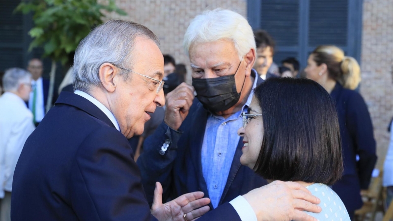 El presidente del Real Madrid, Florentino Pérez (i), conversa con el expresidente del Gobierno Felipe González, y la ministra de Sanidad, Carolina Daría.